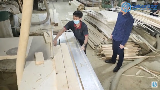 Bước rong cắt lại cánh và khung bao trong quy trình sản xuất cửa gỗ công nghiệp có nhiều mục đích