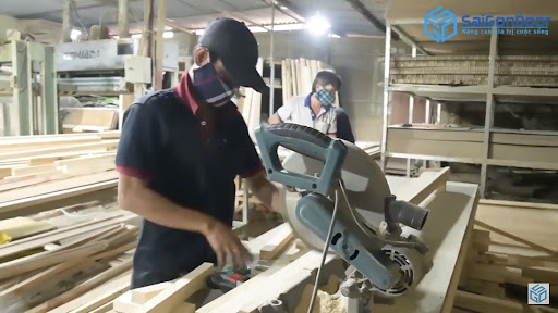 Bước tiếp theo của quy trình sản xuất cửa gỗ công nghiệp là cắt và điều chỉnh kích thước thanh gỗ
