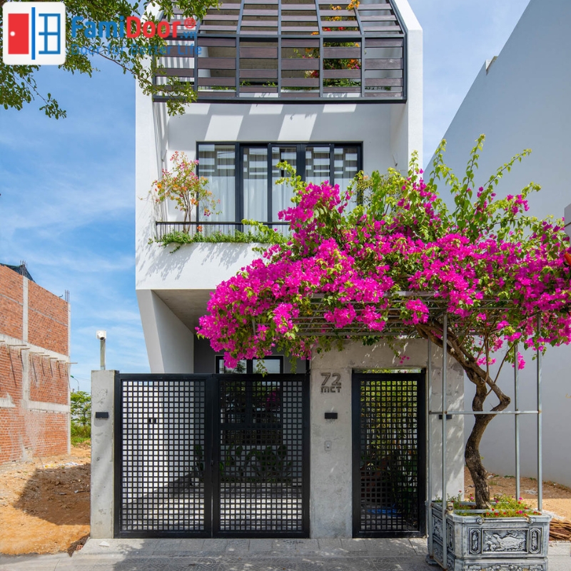 Cổng Nhà Đối Diện Cửa Chính Tốt Không? Cách Hóa Giải Hiệu Quả Cổng nhà đối diện cửa chính không tốt trong phong thủy